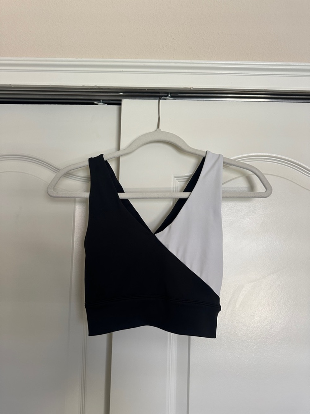 Allfenix Gigi Top Black and White Crossover Keyhole Sports Bra - Size Medium